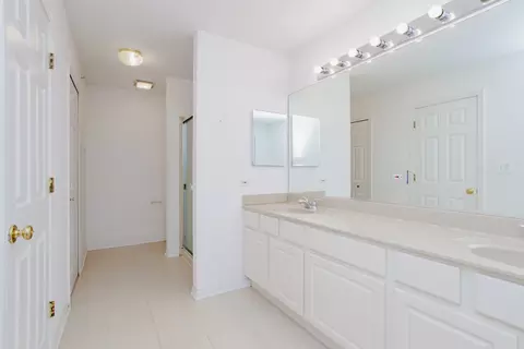 Bath - 800 Linden Cir, Hoffman Estates, IL 60169 photo 3 of 6