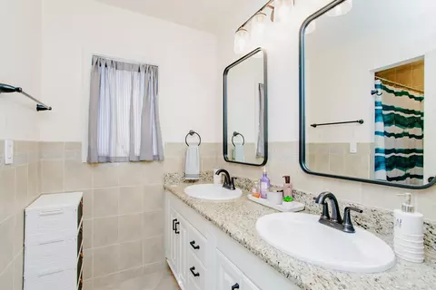 Bath - 1954 Brookside Ln, Hoffman Estates, IL 60169 photo 1 of 3