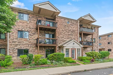 2215 Nichols Rd #B, Arlington Heights, IL 60004