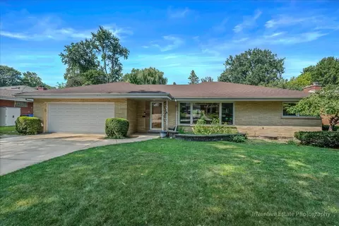 16 W Hiawatha Trl, Mount Prospect, IL 60056