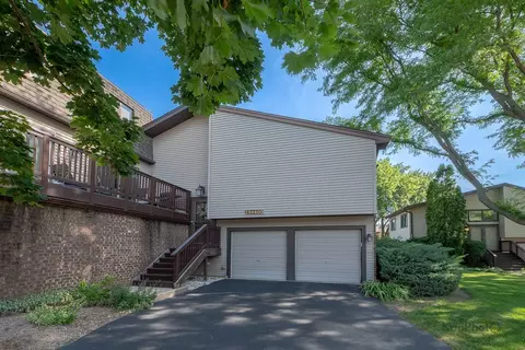 29 W400 Thornwood Ln, Warrenville, IL 60555