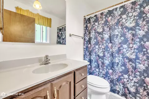 Bath - 1213 Ryson Ct, Wheaton, IL 60189 photo 2 of 3