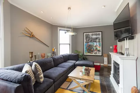 Living - 1663 W Farwell Ave, Chicago, IL 60626 photo 2 of 3
