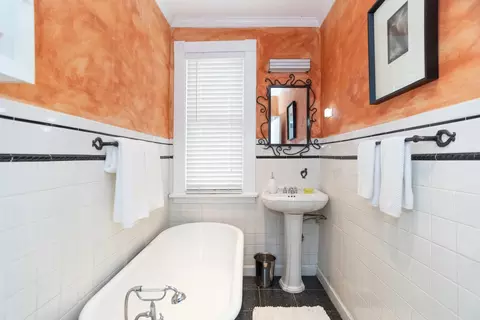 Bath - 1663 W Farwell Ave, Chicago, IL 60626 photo 2 of 2