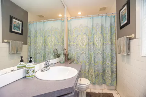 Bath - 1663 W Farwell Ave, Chicago, IL 60626 photo 1 of 2