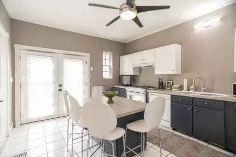 Kitchen - 1663 W Farwell Ave, Chicago, IL 60626 photo 1 of 2