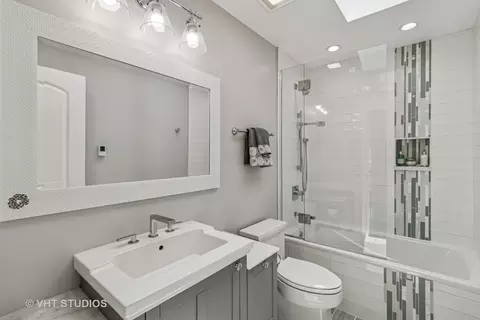Bath - 3335 Elmdale Rd, Glenview, IL 60025 photo 4 of 5