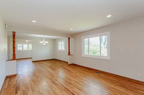 Living - 465 Apache Ln, Hoffman Estates, IL 60169 photo 2 of 5