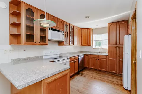 Kitchen - 465 Apache Ln, Hoffman Estates, IL 60169 photo 3 of 3
