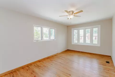 Living - 465 Apache Ln, Hoffman Estates, IL 60169 photo 4 of 5