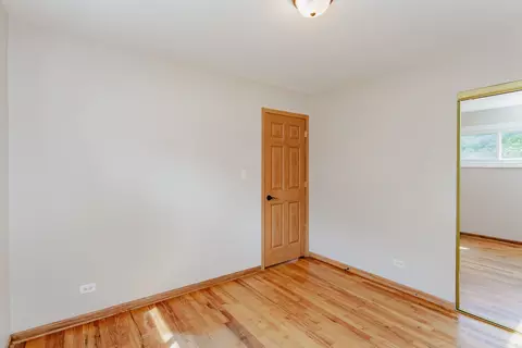 Bedroom - 465 Apache Ln, Hoffman Estates, IL 60169 photo 4 of 6