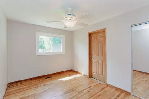 Bedroom - 465 Apache Ln, Hoffman Estates, IL 60169 photo 6 of 6
