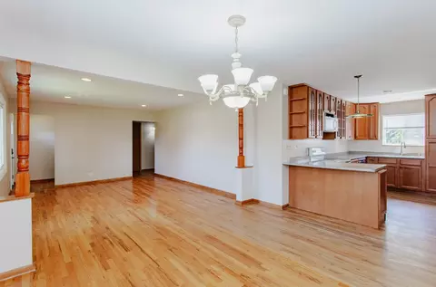 Living - 465 Apache Ln, Hoffman Estates, IL 60169 photo 3 of 5