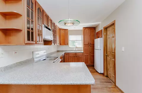 Kitchen - 465 Apache Ln, Hoffman Estates, IL 60169 photo 2 of 3