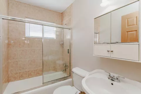 Bath - 465 Apache Ln, Hoffman Estates, IL 60169 photo 2 of 2