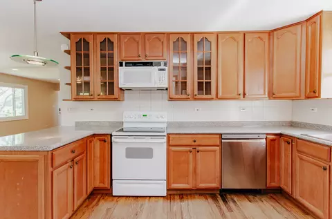 Kitchen - 465 Apache Ln, Hoffman Estates, IL 60169 photo 1 of 3