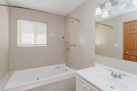 Bath - 465 Apache Ln, Hoffman Estates, IL 60169 photo 1 of 2