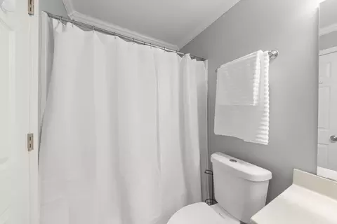 Bath - 931 Mesa Dr, Elgin, IL 60123 photo 2 of 3