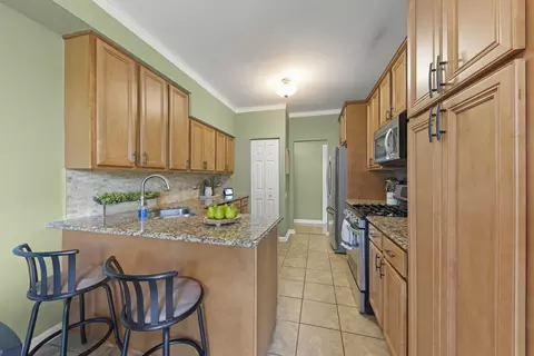 Kitchen - 931 Mesa Dr, Elgin, IL 60123 photo 2 of 3