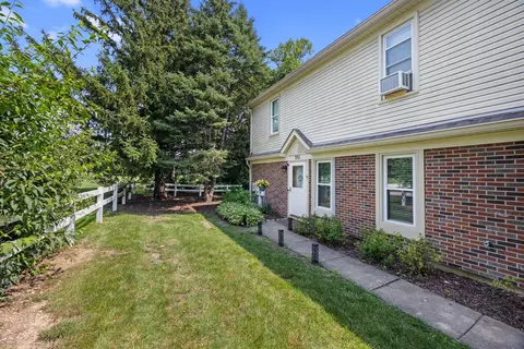 251 University Ln, Elk Grove Village, IL 60007