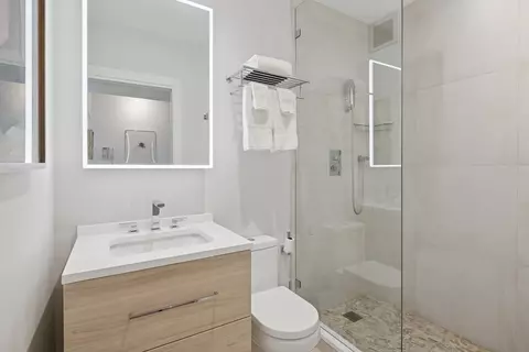Bath - Undisclosed, Chicago, IL 60657 photo 2 of 2