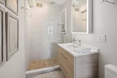 Bath - Undisclosed, Chicago, IL 60657 photo 1 of 2