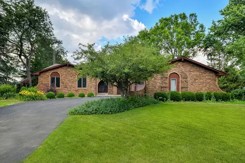 38 W140 Rosewood Dr, Batavia, IL 60510