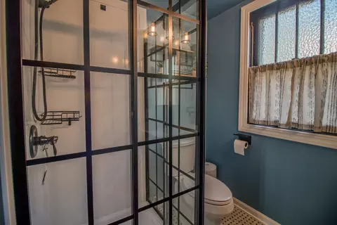 Bath - 524 E 13th St, Lockport, IL 60441 photo 2 of 3