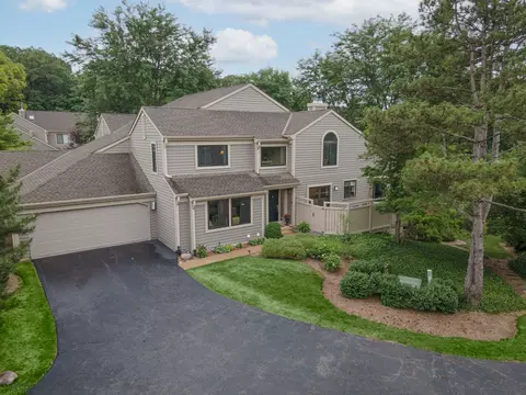 285 N Bay Ct, Lake Barrington, IL 60010