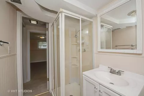 Bath - 401 Elden Dr, Cary, IL 60013 photo 3 of 3