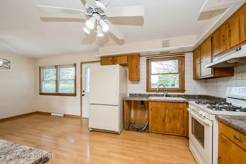 Kitchen - 401 Elden Dr, Cary, IL 60013 photo 1 of 2