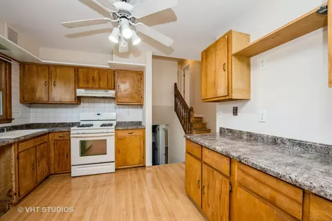 Kitchen - 401 Elden Dr, Cary, IL 60013 photo 2 of 2