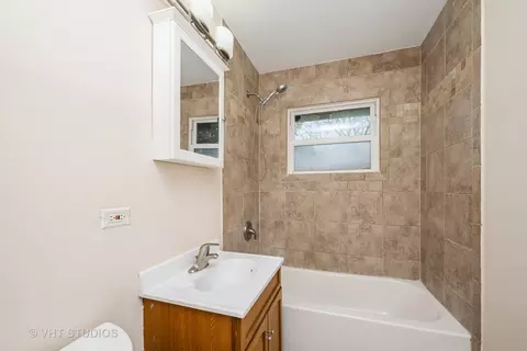 Bath - 401 Elden Dr, Cary, IL 60013 photo 1 of 3