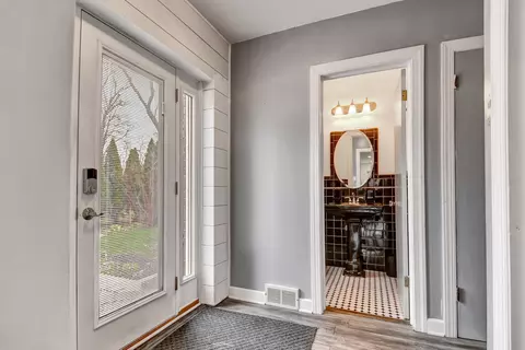 Entry Way - 2425 Flossmoor Rd, Flossmoor, IL 60422 photo 3 of 3