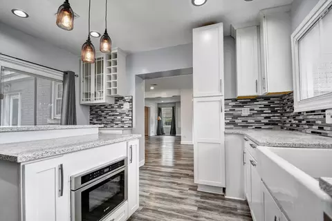 Kitchen - 2425 Flossmoor Rd, Flossmoor, IL 60422 photo 3 of 4