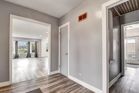 Entry Way - 2425 Flossmoor Rd, Flossmoor, IL 60422 photo 2 of 3