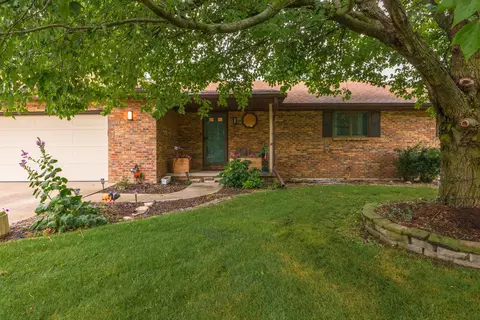 16064 Raintree Rd, Bloomington, IL 61705