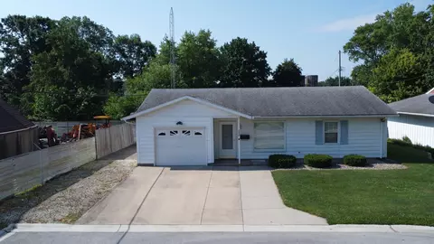 100 W Herron Ct, Watseka, IL 60970