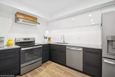 Kitchen - 1302 E Washington St #C1, Des Plaines, IL 60016 photo 3 of 3