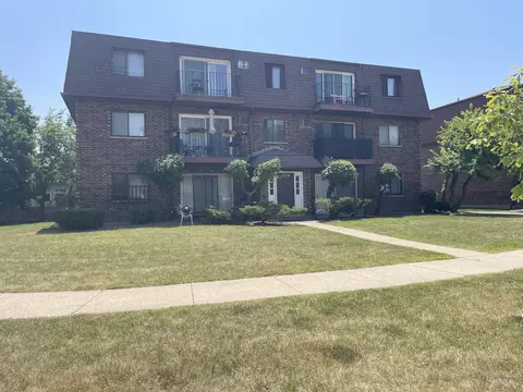 1208 Whispering Hills Ct #1A, Naperville, IL 60540