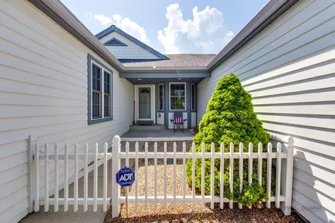 1538 Queen Ann Ln, Gurnee, IL 60031