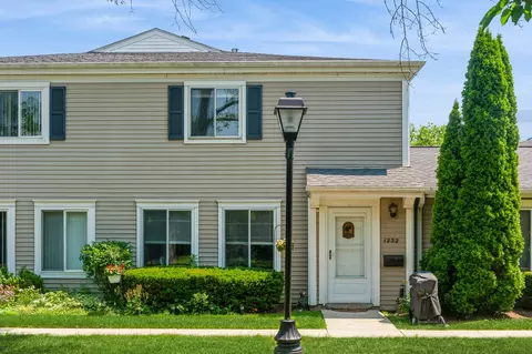 1232 Cove Dr, Prospect Heights, IL 60070
