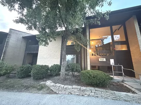 6156 Knoll Way Dr #101, Willowbrook, IL 60527