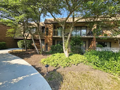 50 Old Oak Dr #114, Buffalo Grove, IL 60089