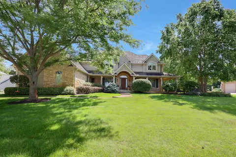 8747 Country Shire Ln, Spring Grove, IL 60081