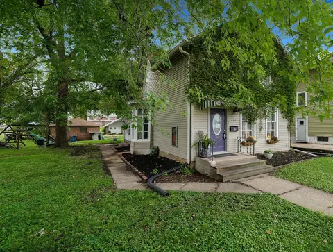 109 S 6th Ave, Sterling, IL 61081