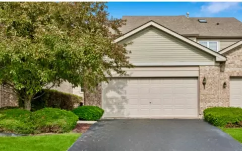 105 Iliad Dr, Tinley Park, IL 60477