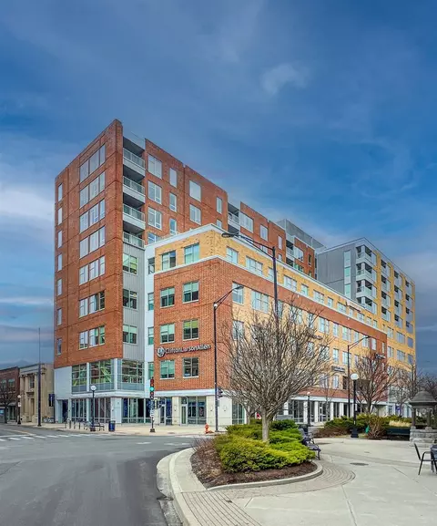 301 N Neil St #609, Champaign, IL 61820