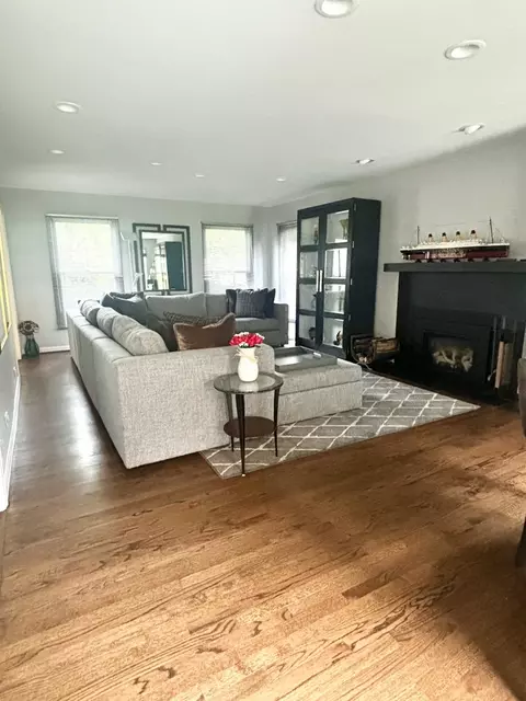 Living - 4049 Michelline Ln, Northbrook, IL 60062 photo 1 of 4