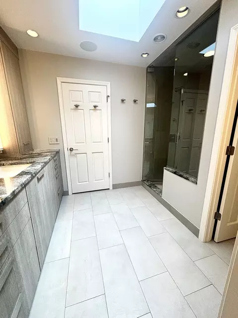 Bath - 4049 Michelline Ln, Northbrook, IL 60062 photo 3 of 8